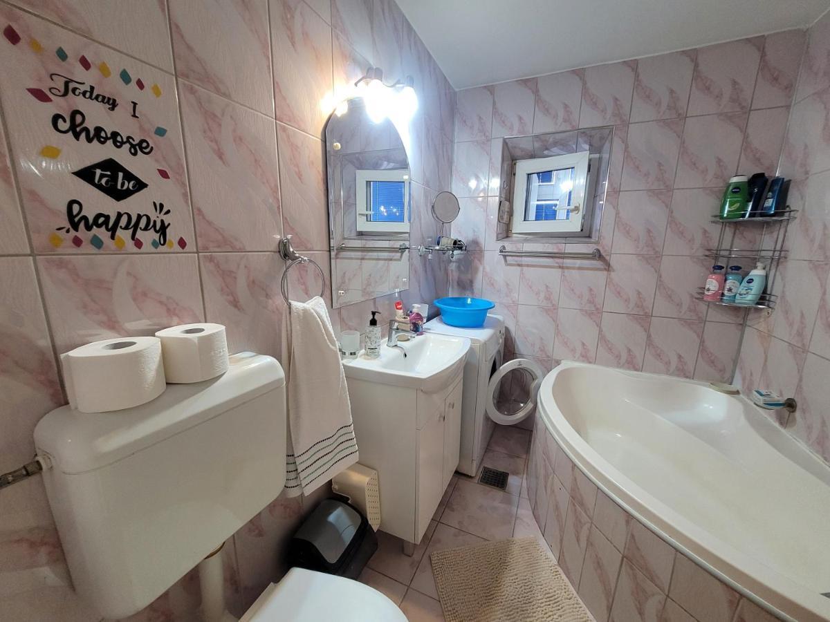 Quiet, Relaxing, Family Friendly Apartamento Bucarest Exterior foto